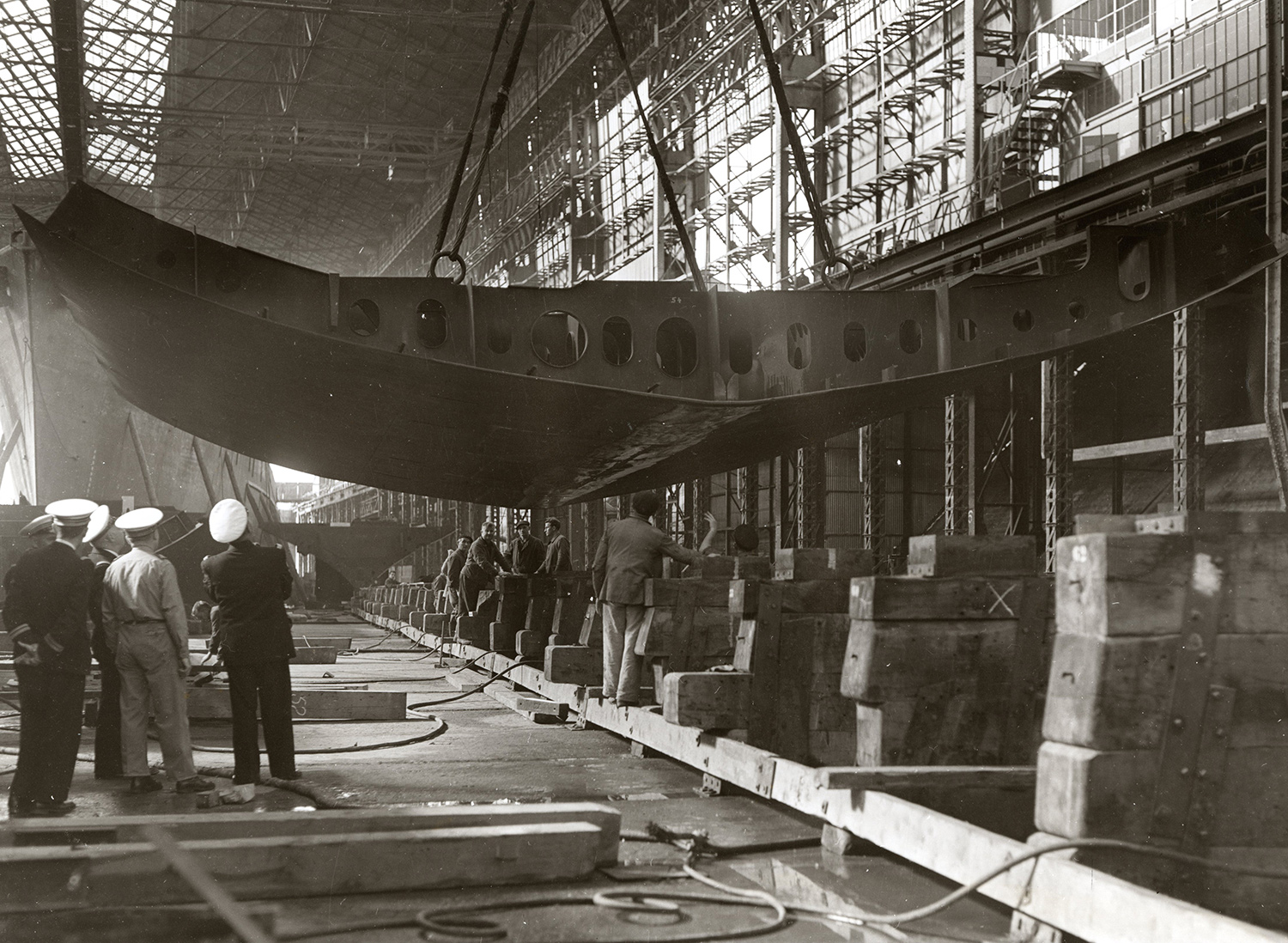 assemblage du bloc de fond d'un navire (fin années 50)