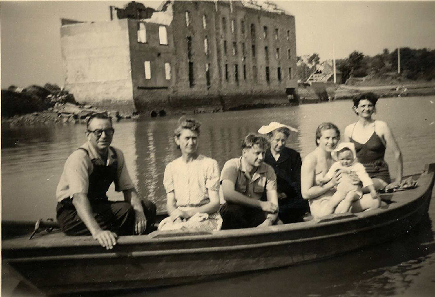 1955 - Sortie en barque sur l'étang du Plessis devant le moulin en ruine 1955 - Sortie en barque sur l'étang du Plessis devant le moulin en ruine 