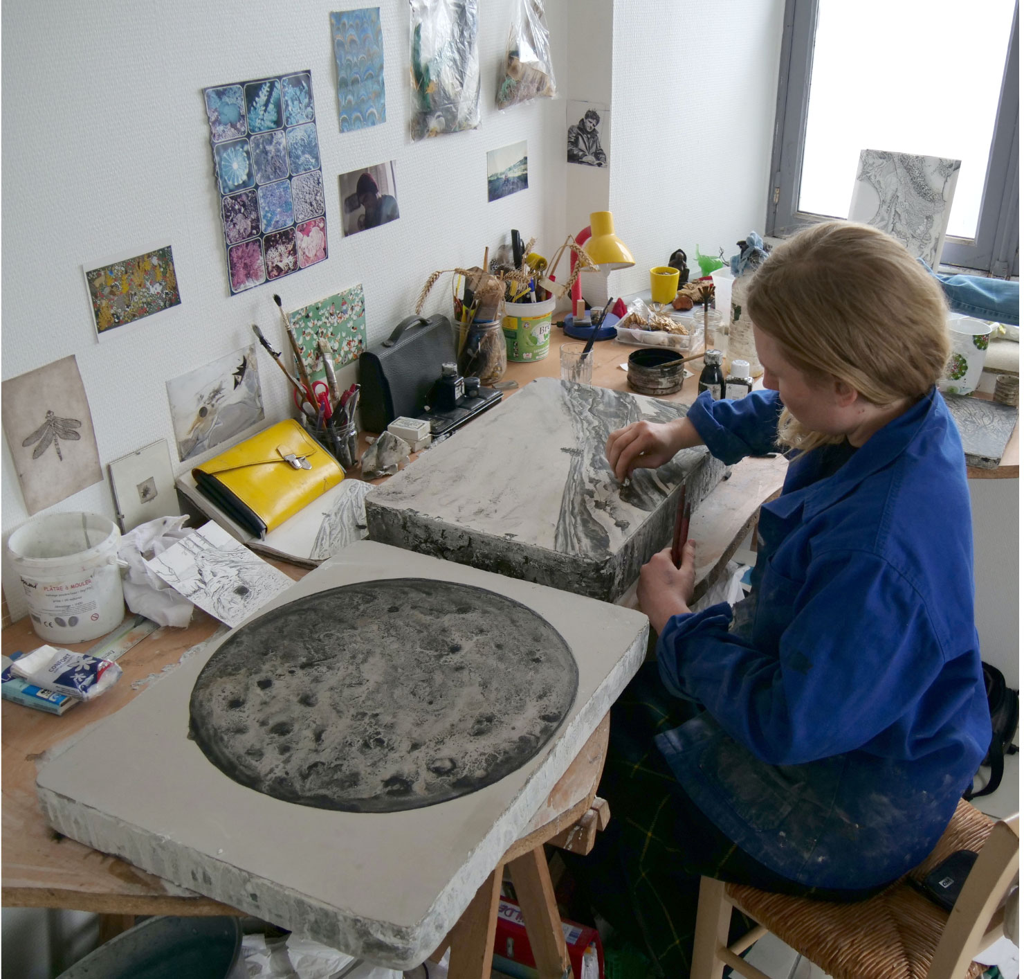 L'artiste Mathilde Bodiguel au travail dans son atelier