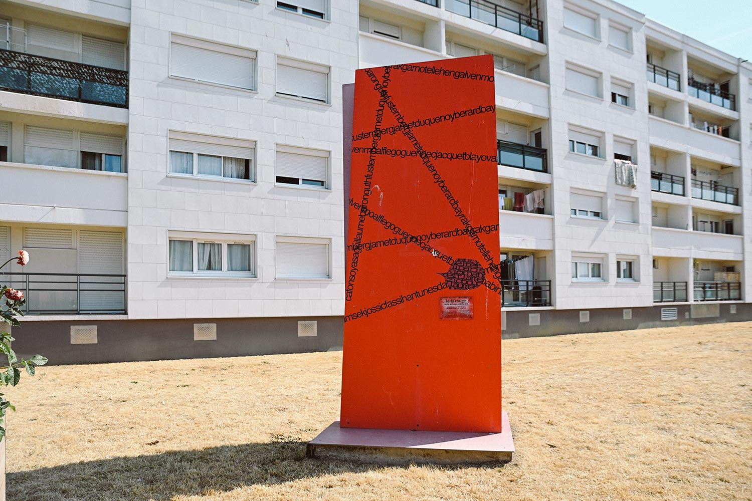 Oeuvre "le fil rouge" à l'esKale à Lanester