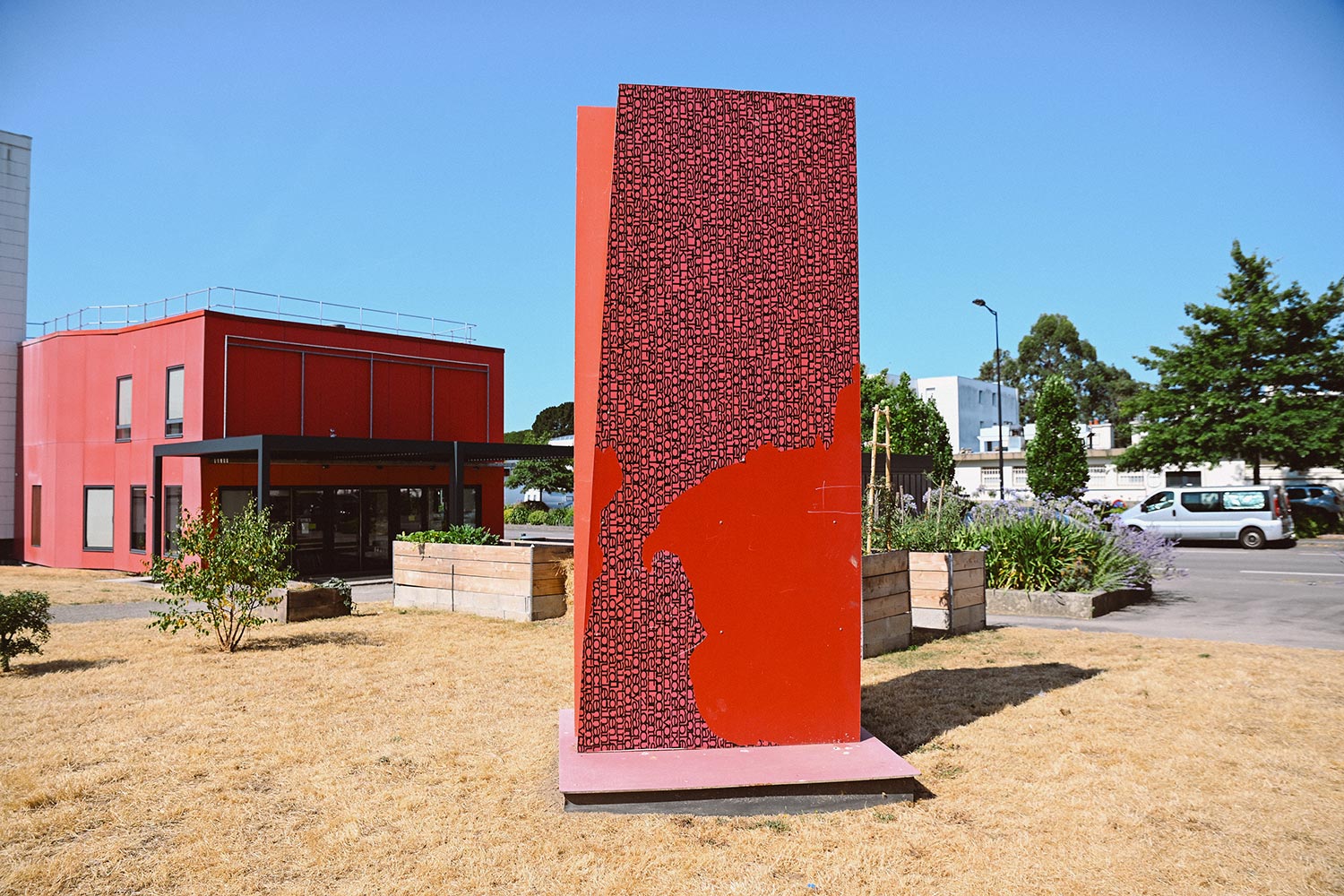 Oeuvre "le fil rouge" à l'esKale à Lanester