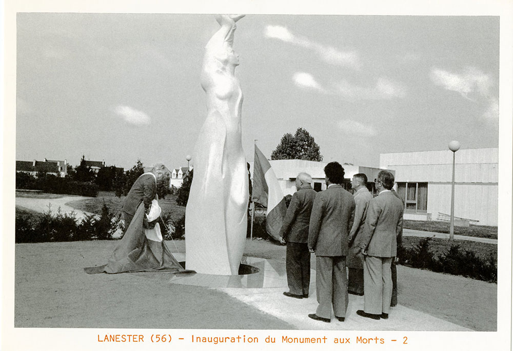 La statue est découverte 